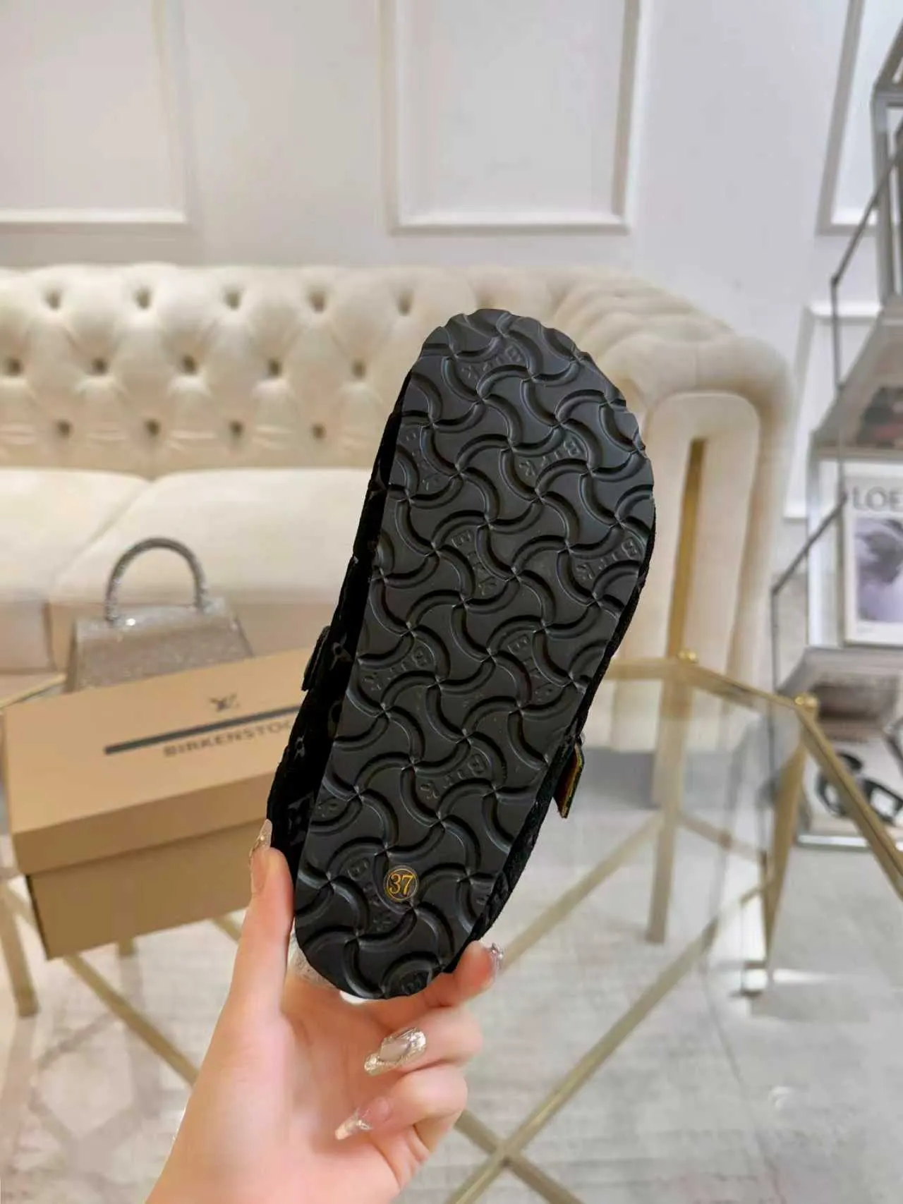 p600 ✨ LV wool slippers for couples｜Even the toes exude a sense of luxury ✨ We have achieved the ultimate restoration of the "high version" of this pair of LV classic Birkenstock slippers, with the mark of luxury in every detail. 👫 ▫️ Original jacquard with delicate cowhide leather, retro texture is at your fingertips; ▫️ 100% pure wool lining, wearing barefoot is like stepping on clouds, skin-friendly, breathable and not sweaty; ▫️ Three-dimensional toe cap + non-slip rubber sole, safe and secure when walking in the wind.  The belt buckle and presbyopia elements are embellished, revealing the aura of a big-name brand in a low-key manner. Whether it is on a date or out on the street, every step is like walking in the middle of a show.  Pair it with jeans for a lazy and casual look; with a coat and skirt, it will look elegant. With one pair of shoes, you can easily switch between multiple styles, and you never have to be deliberate about the sense of luxury.  #LVcouples #high-endwear #lightluxurylife #quality recommendation Fabric: classic presbyopia/imported sheepskin/classic jacquard fabric Lining: imported wool lining Sole: original rubber sole Size: Female 35-41 Male 38-46